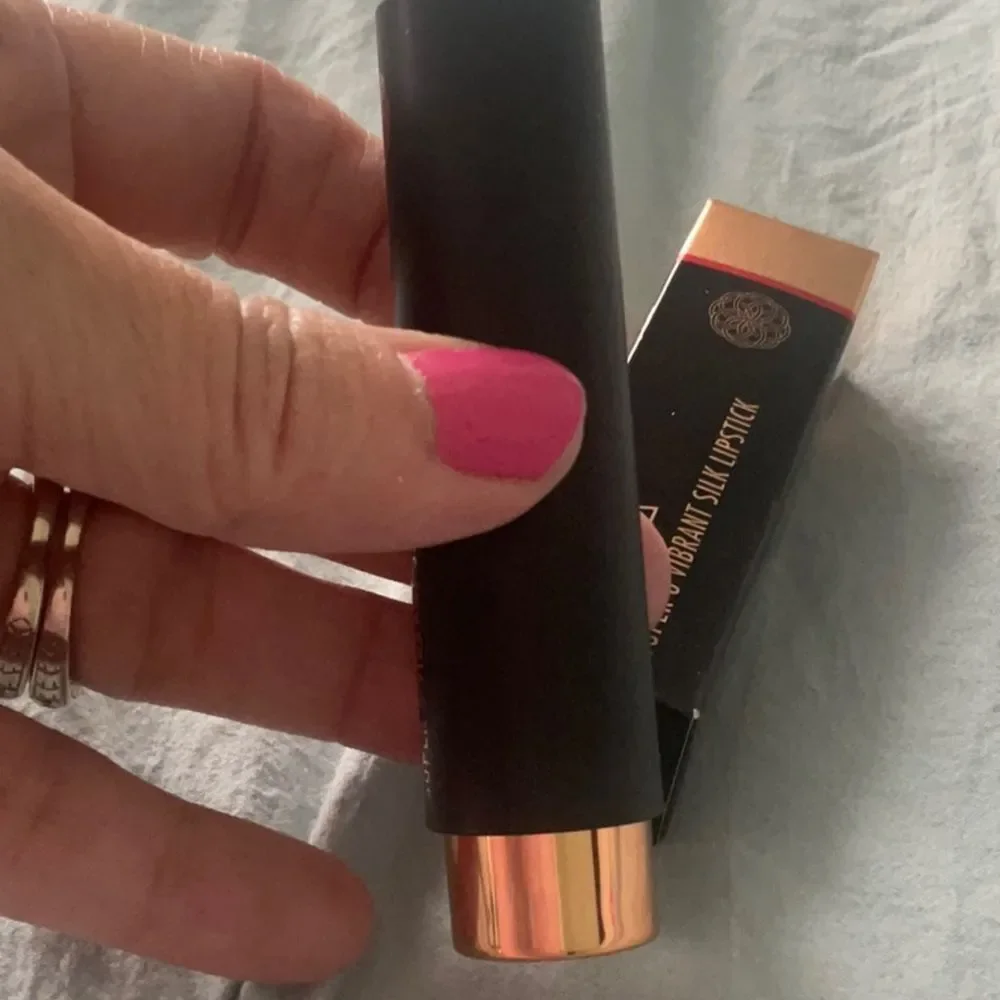 NEW! Yensa Super 8 Vibrant Silk Lipstick in Noble